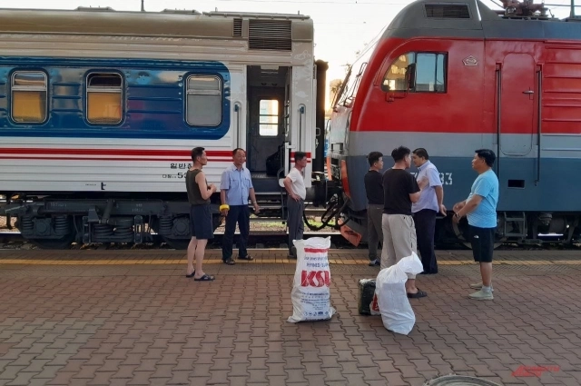 В корейском поезде нет пассажиров, только обслуживающий персонал.