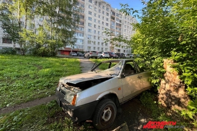 У машины разбиты стёкла и помят капот