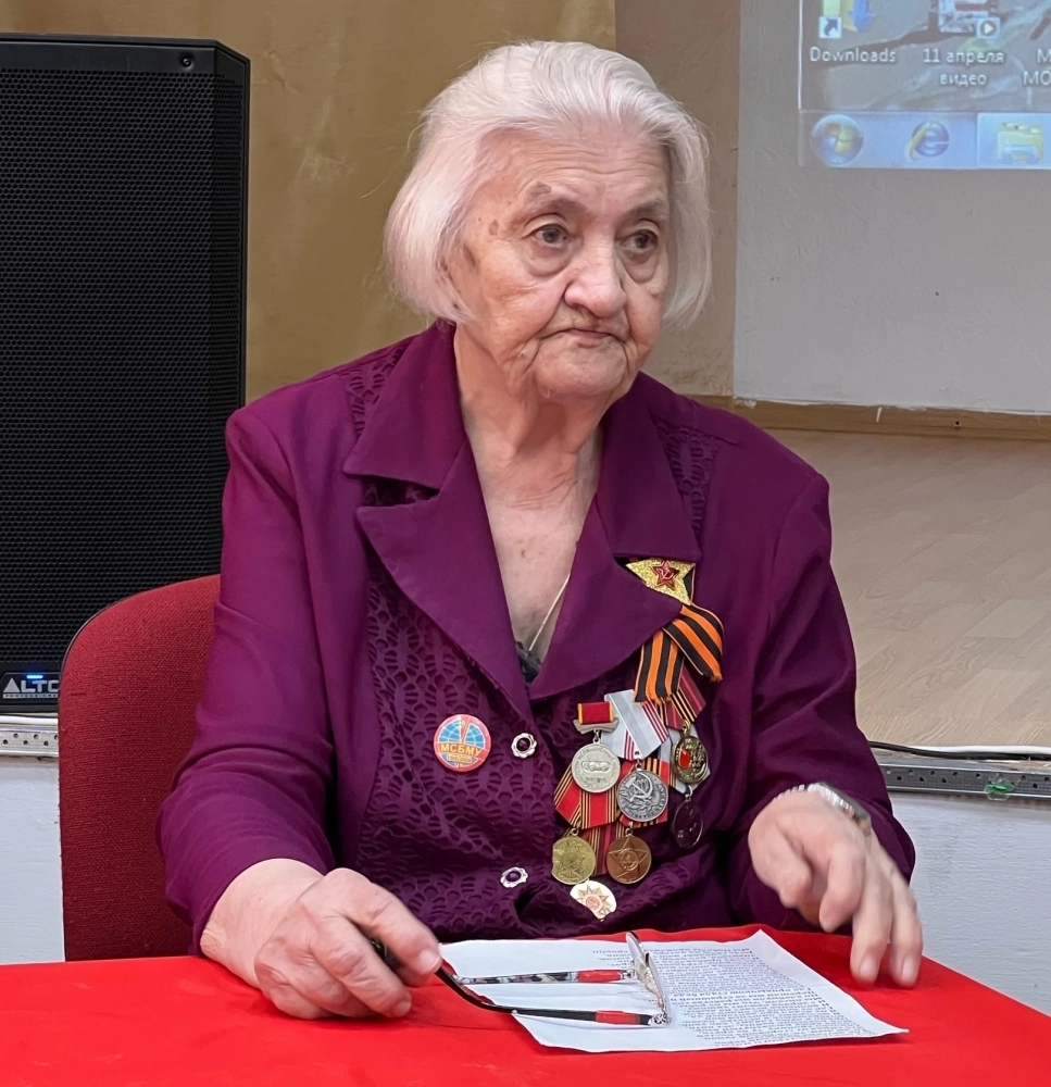 Валентина Ивановна рассказала подопечным Центра, как попала в лагерь вместе с мамой.
