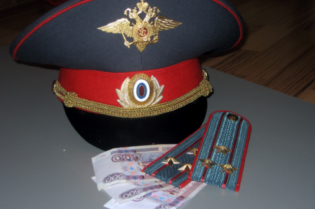 За стеклом «аквариума» — два полковника МВД Татарстана.