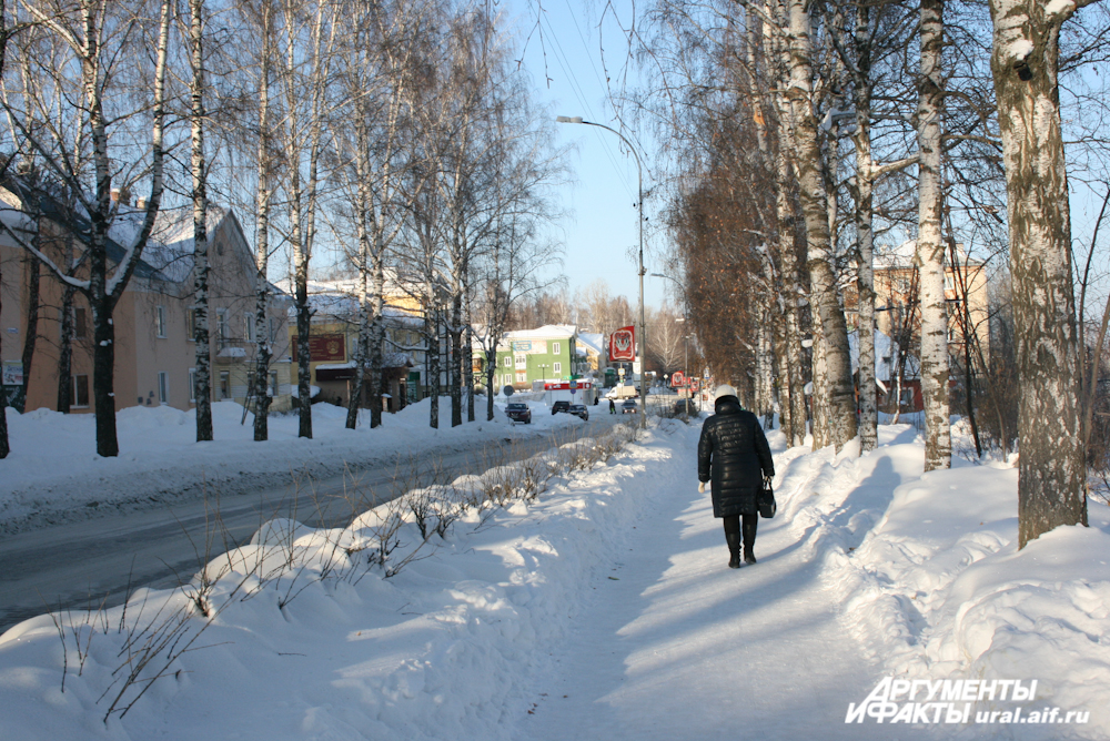 На улицах Дегтярска днём необычно мало людей.