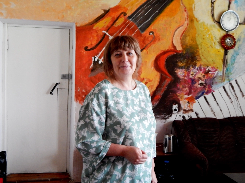 Оксана Шайхидинова жалуется, что из-за сбоев с электричеством приходится переносить репетиции, и есть риск, что сломается аппаратура.