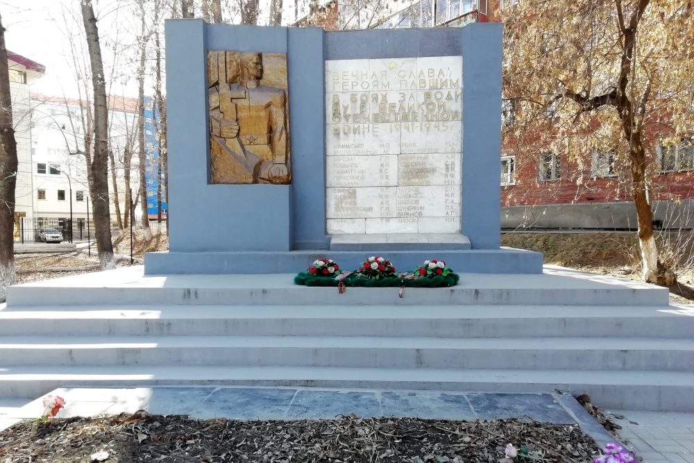 Памятник пгибшим в годы войны работникам кирпичного завода.