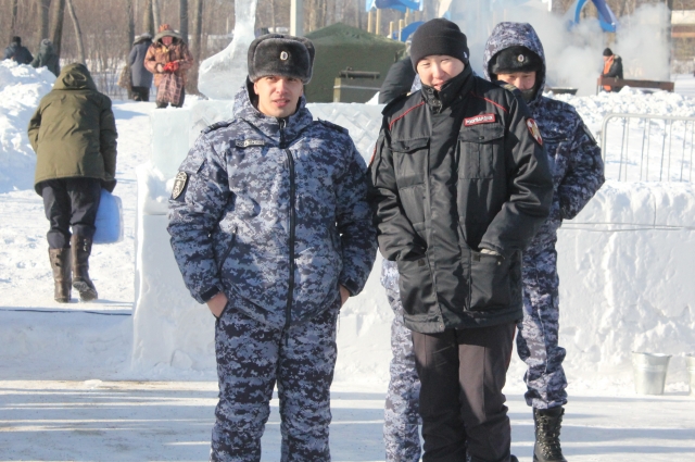 Множество служб в этот день дежурило у иорданей.